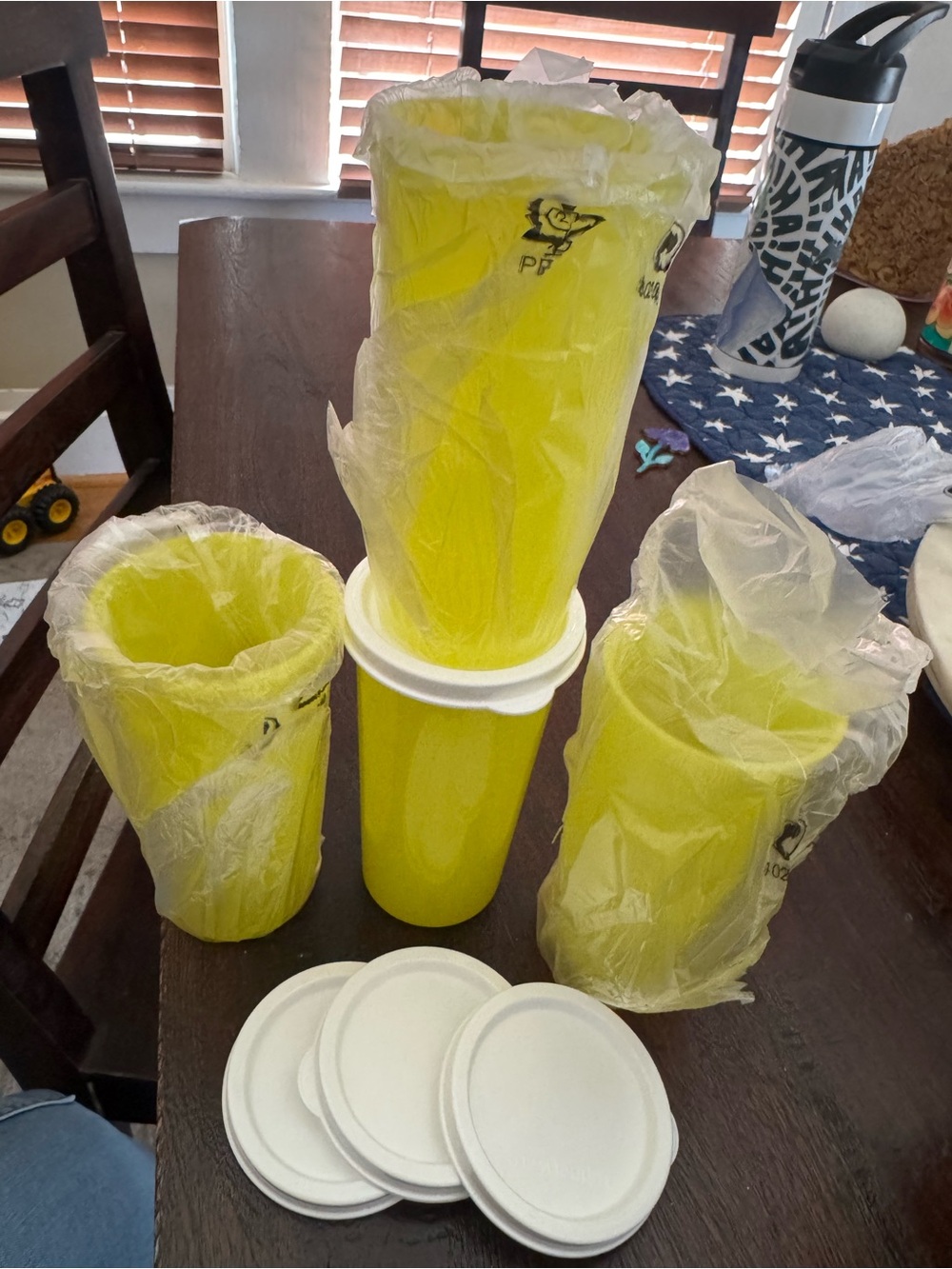 Bright Yellow Tupperware tumblers 9oz with Lids - Set of 4